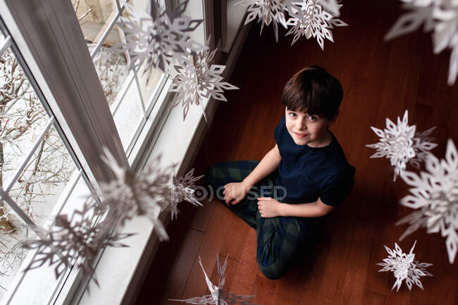 Criança com decorações de Natal na sala — Fotografia de Stock