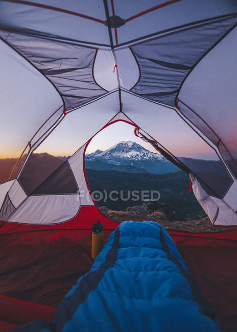 Tente dans les montagnes — Photo de stock