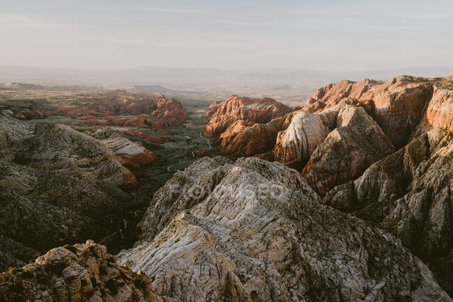 Красивий краєвид гірського хребта, вид на гори на тлі червоної скелі в національному — стокове фото