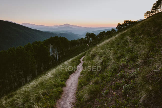 Beau paysage avec une route de montagne — Photo de stock