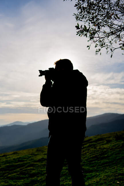 Photographe prenant des photos dans un champ de contre-jour — Photo de stock