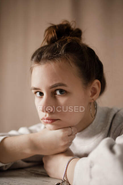 Retrato de niña sobre fondo marrón - foto de stock