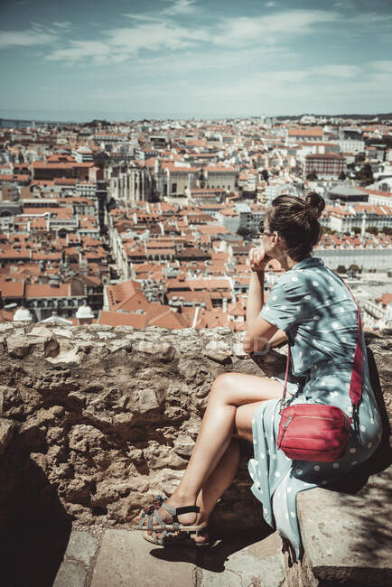 Женщина наблюдает Лисбон с точки зрения — стоковое фото