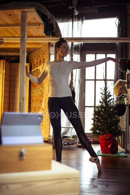 Ballerina practices bar ballet on zoom video class at home in winter — Stock Photo