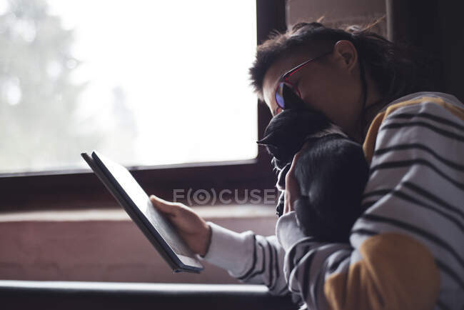 Молода жінка з планшетного комп'ютера вдома — стокове фото