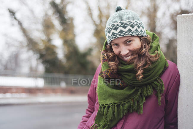 Retrato de sonriente feliz bonita mujer europea en ropa de invierno - foto de stock