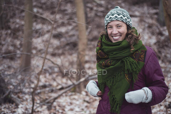 Feliz saludable mujer activa al aire libre en el paseo en invierno en Europa - foto de stock