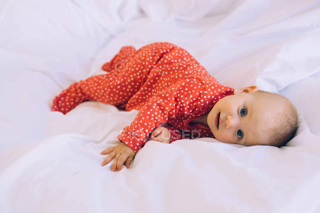 Um bebê na cama — Fotografia de Stock