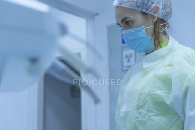 Mujer dentista con ropa protectora, clínica dental - foto de stock