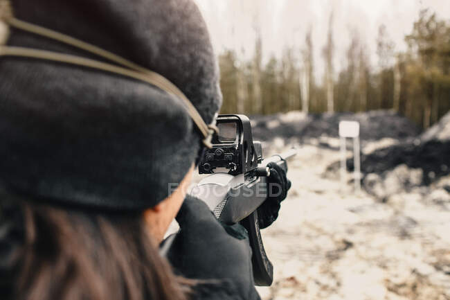 A guy shoots from a hunting rifle on the shooting range in the desert sport shooting — Stock Photo