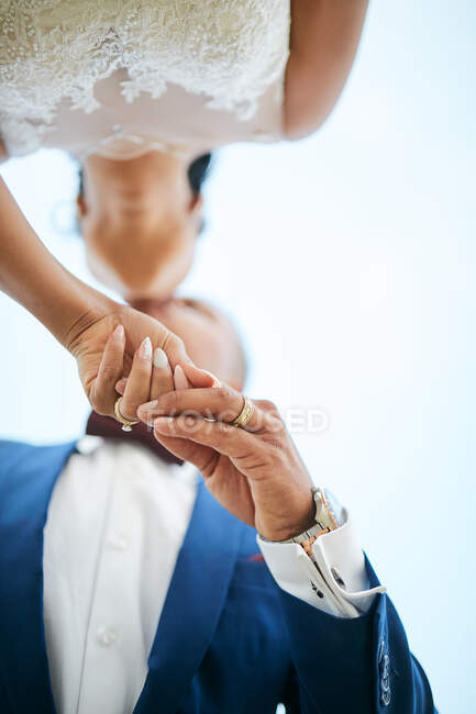 Boda pareja cogida de la mano POV arriba - foto de stock