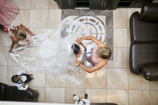 Bride and her mother getting ready for the wedding — Stock Photo
