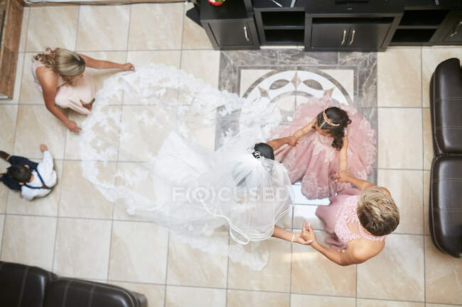 Braut, Tochter und Großmutter bereiten sich auf die Hochzeit vor — Stockfoto