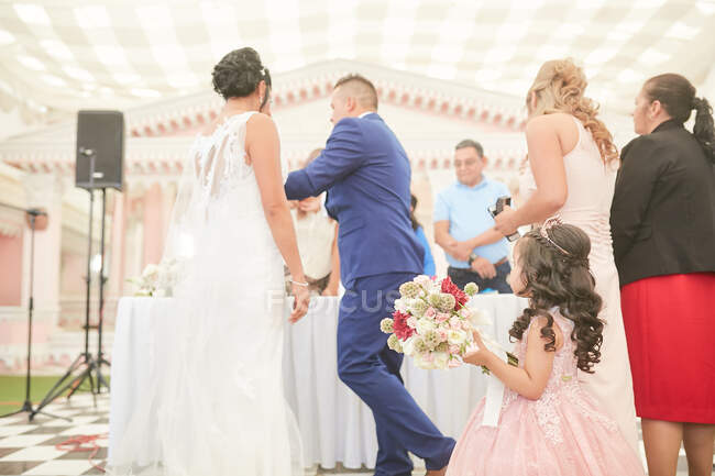 Kleines Mädchen mit einem Blumenstrauß auf einer Hochzeit — Stockfoto