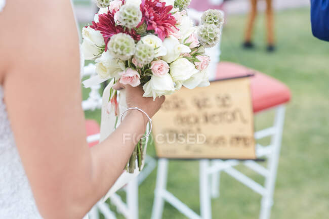 Newly married bride holding a bouquet of flowers — Stock Photo