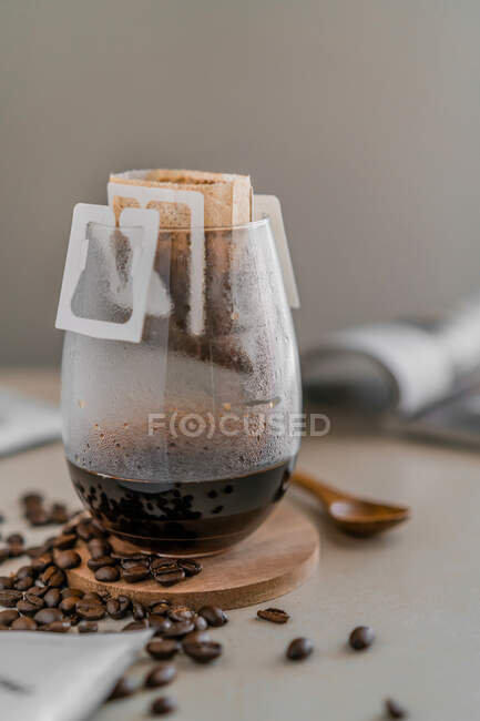 Kaffeetasse mit frischem aromatischen Tee auf Holztisch — Stockfoto