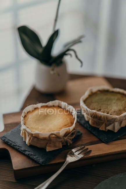 Délicieux gâteau fait maison avec des fruits frais et des noix sur table en bois — Photo de stock