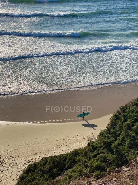 Ein Mann spaziert am Strand entlang — Stockfoto