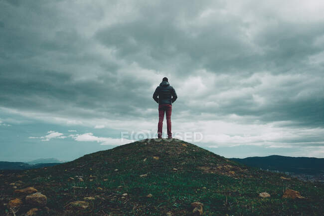 Людина, яка мандрує горою в Більбао (Іспанія). — стокове фото