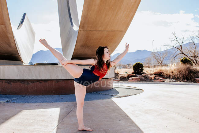 Bailarina preadolescente posando afuera en un día soleado - foto de stock