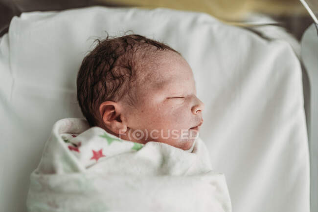 Vista de ángulo alto del bebé recién nacido minutos después del nacimiento - foto de stock