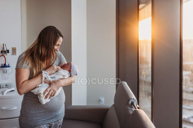 Neonato bambino che si tiene mia madre nel centro di nascita — Foto stock
