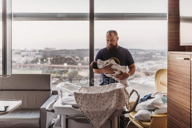 New father walking in hspital with baby boy — Stock Photo