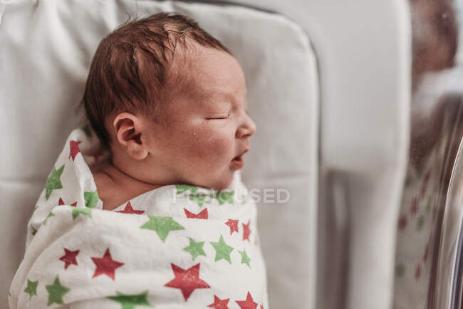 Side angle of newborn baby boy swaddled in birthing center — Stock Photo