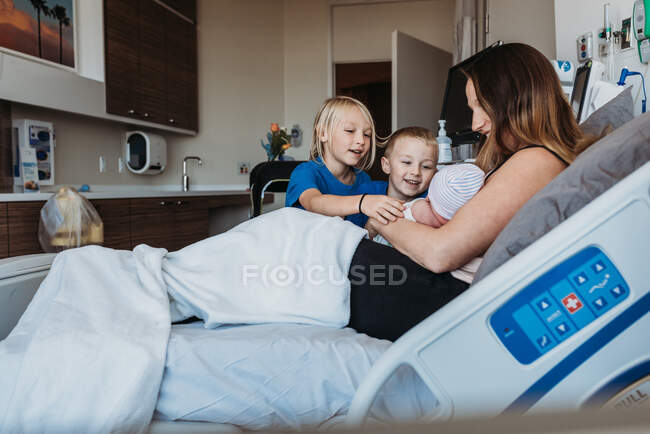 Geschwister treffen neugeborenen Bruder zum ersten Mal im Krankenhaus — Stockfoto