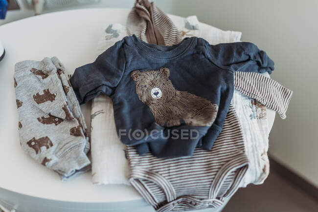 Newborn baby boy outfit to come home from the hospital in — Stock Photo