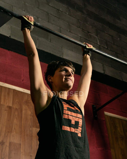 Mulher treinando em um ginásio — Fotografia de Stock