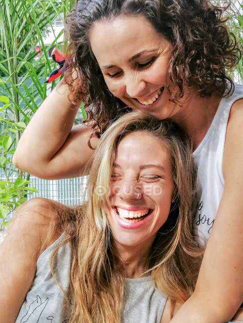 Усміхнені друзі на балконі — стокове фото