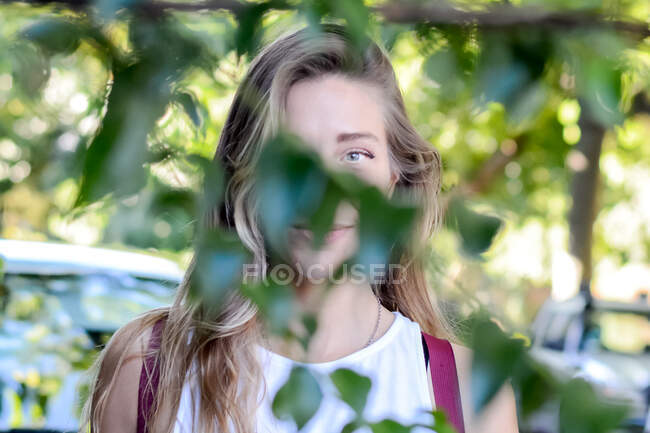 Портретна жінка посміхається між деревами — стокове фото