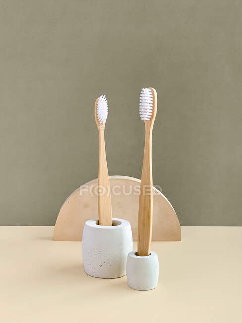 Escovas de dentes e pasta de dentes em um fundo de madeira. conceito de resíduo zero. — Fotografia de Stock