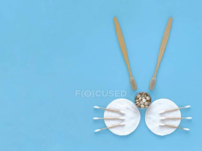 Conejito ecológico de Pascua: cepillos de dientes de bambú, pasta de dientes, orejeras, esponjas - foto de stock