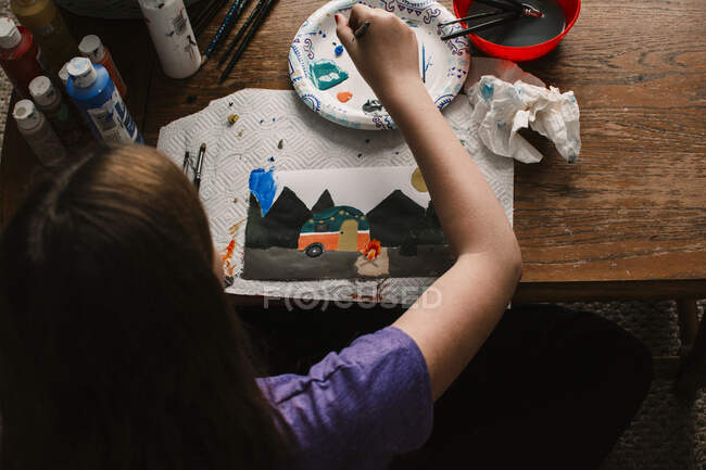Фотографія зверху дівчини, що малює кемпінгову сцену — стокове фото