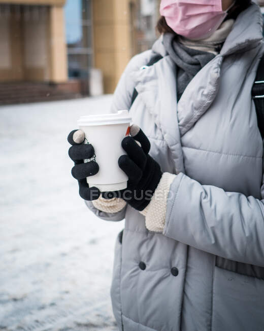 Fille dans une veste d'hiver avec café — Photo de stock