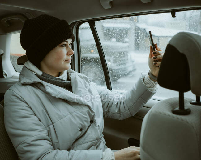 Jeune femme avec carm avec téléphone portable — Photo de stock