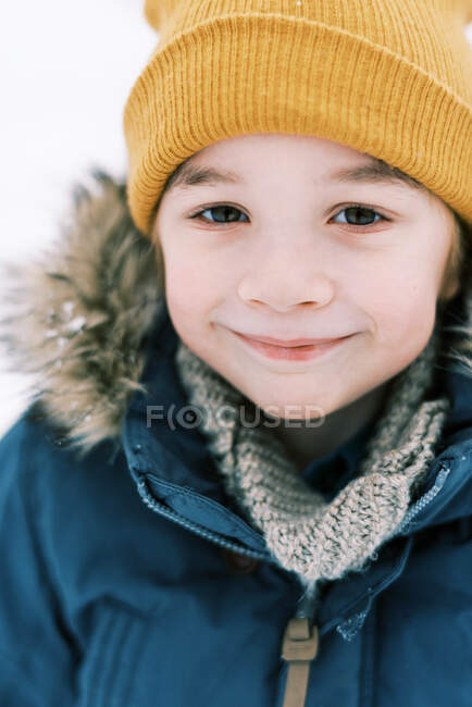 Junge spielt im Winterpark — Stockfoto