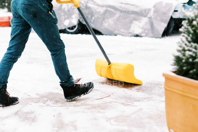 Man shoveling the driveway snow in a nor'easter in the northeast — Stock Photo