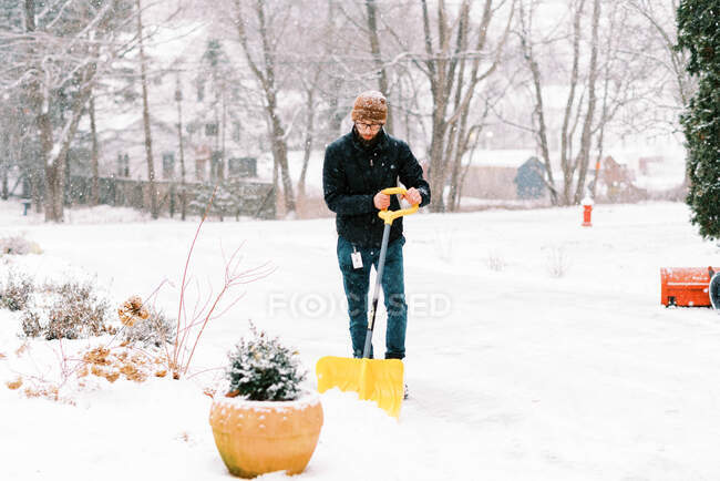 Homme pelletant la neige de l'allée dans un Nor'easter dans le nord-est — Photo de stock