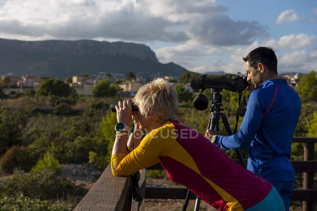 Jovens observadores de aves usando binóculos e telescópio, Calpe, província de Alicante, Costa Blanca, Espanha — Fotografia de Stock