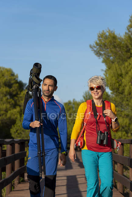 Junges Vogelbeobachterpaar mit Fernglas und Teleskop, Calpe, Provinz Alicante, Costa Blanca, Spanien — Stockfoto