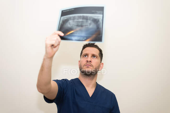 DENTIST WATCHING A RX FRONT VIEW ABOUT A WORK DAY — Stock Photo