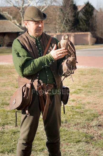 Homme chasseur avec un oiseau de proie — Photo de stock