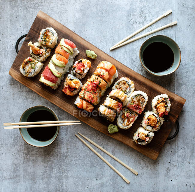 Delicioso y fresco sushi en el plato, comida japonesa - foto de stock