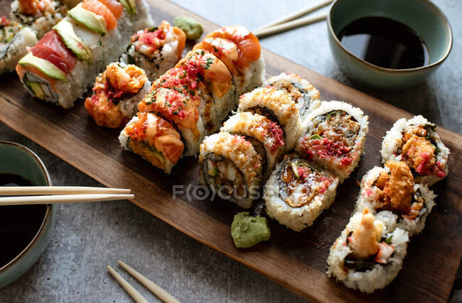 Sushi ajustado em uma mesa de madeira — Fotografia de Stock