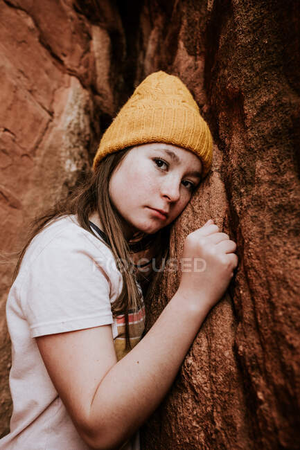 Retrato vertical de menina pré-adolescente perto de rochas vermelhas — Fotografia de Stock