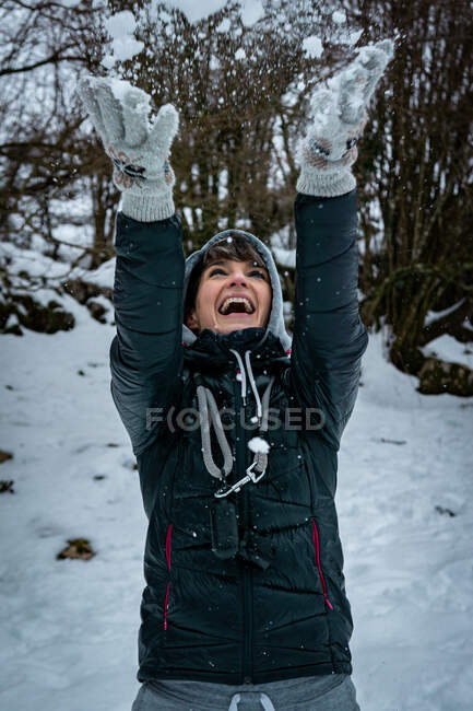 На сніговій посмішці грає молода жінка — стокове фото