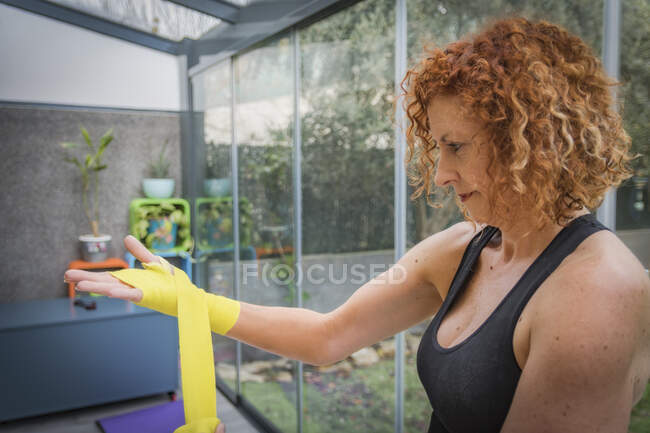 Beautiful woman in fitness clothes working out of gym — Stock Photo